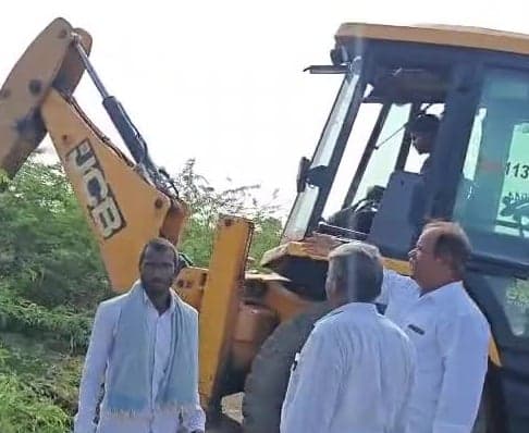 మొలగవల్లి స్మశానవాటికలో శుభ్రత పనులు - Udayam