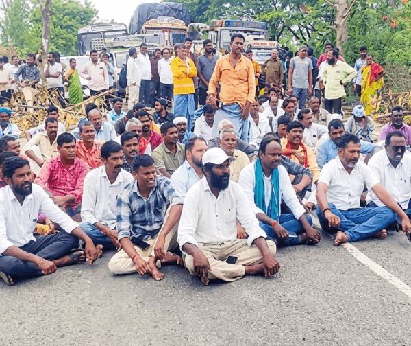 ధాన్యం కొనుగోలులో జాప్యం: రైతుల రహదారి దిగ్బంధం
