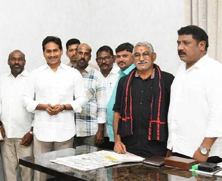 జగన్‌ను కలిసిన కొరముట్ల శ్రీనివాసులు