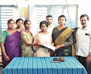 ఆధార్‌తో కలిసిన కుటుంబం  - Udayam