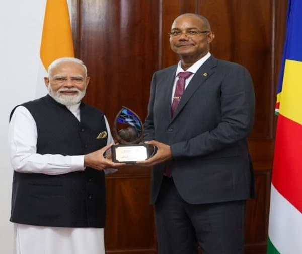 పీఎం మోదీకి 'గార్డియన్ ఆఫ్ ది బ్లూ హారిజన్' పురస్కారం