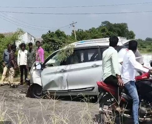 మిట్టపల్లి వద్ద డివైడర్‌ను ఢీకొన్న కారు - Udayam