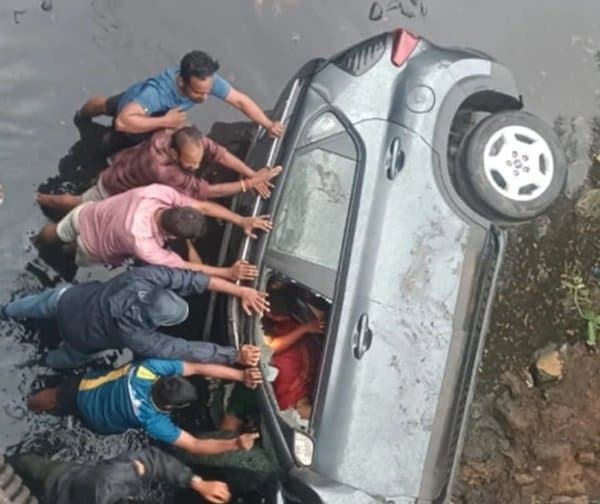 గెడ్డలో పడ్డ కారు: మహిళ మృతి