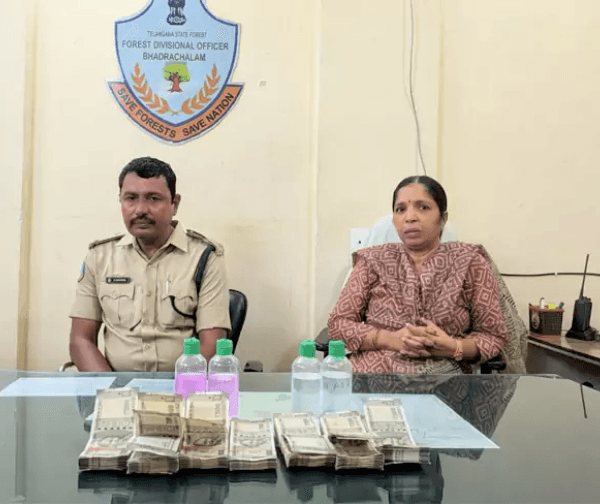 లంచం తీసుకుంటూ దొరికిన అటవీ అధికారులు