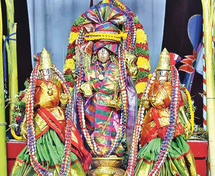 శ్రీవారికి పవిత్రమాలల సమర్పణ - Udayam