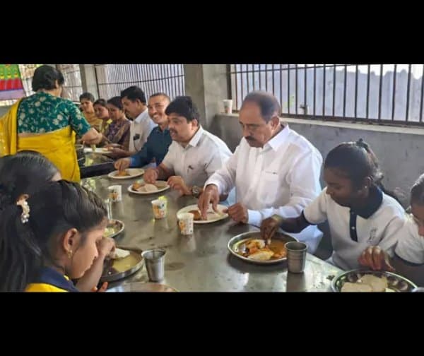 విద్యార్థులతో కలిసి అల్పాహారం చేసిన ఎమ్మెల్యే