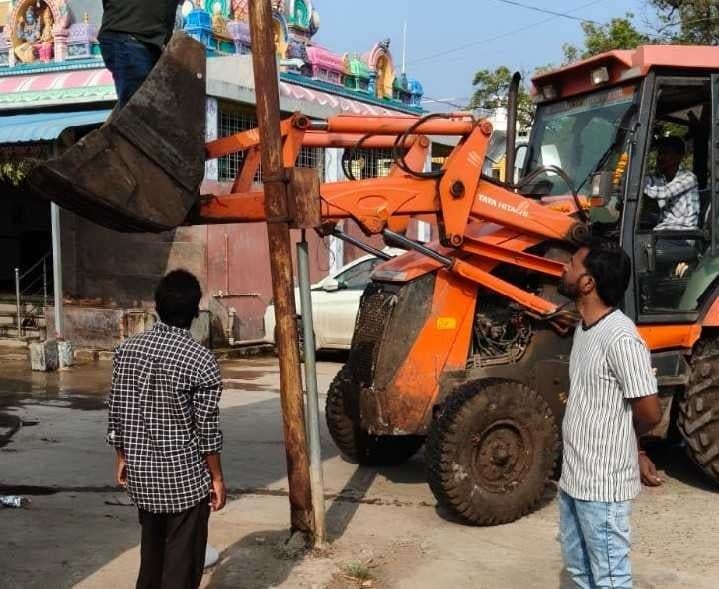 ప్రమాదకర స్ట్రీట్‌లైట్‌ పోల్‌ తొలగింపు - Udayam