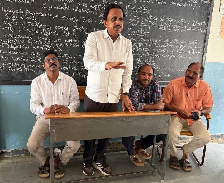 కేజీబీవీ ఉపాధ్యాయుల సమస్యలు తీర్చాలి - Udayam