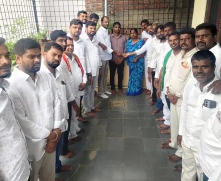 జర్నలిస్టుల కుటుంబాలకు సర్పంచుల ఆర్థిక సాయం