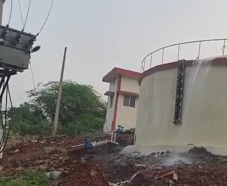 లింగాలలో ట్యాంక్‌ నుంచి మినరల్‌ వాటర్‌ వృథా - Udayam