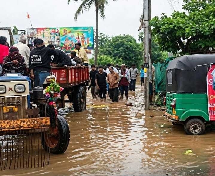రెడ్డిగూడెంలో డ్రైనేజీ ఉప్పొంగి రోడ్డుపై వరద - Udayam