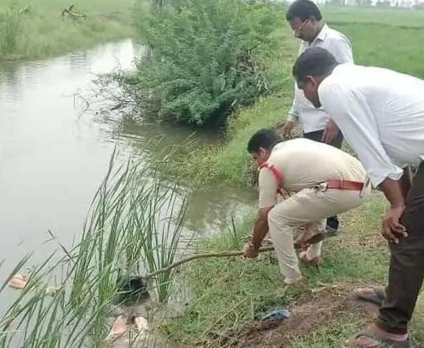 వాడగొయ్యిలో గుర్తుతెలియని వ్యక్తి హత్య - Udayam