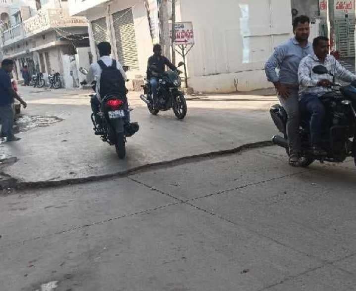 గుంతల రోడ్లతో వాహనదారుల అవస్థలు - Udayam