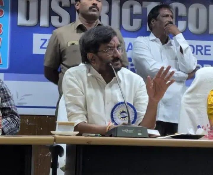 జర్నలిస్టుల పాత్ర కీలకం - Udayam
