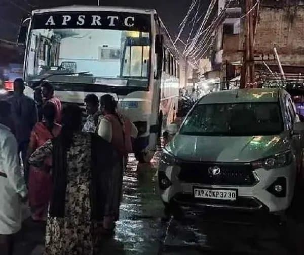 కోడూరు వద్ద కారును ఢీకొట్టిన ఆర్టీసీ బస్సు - Udayam Digital