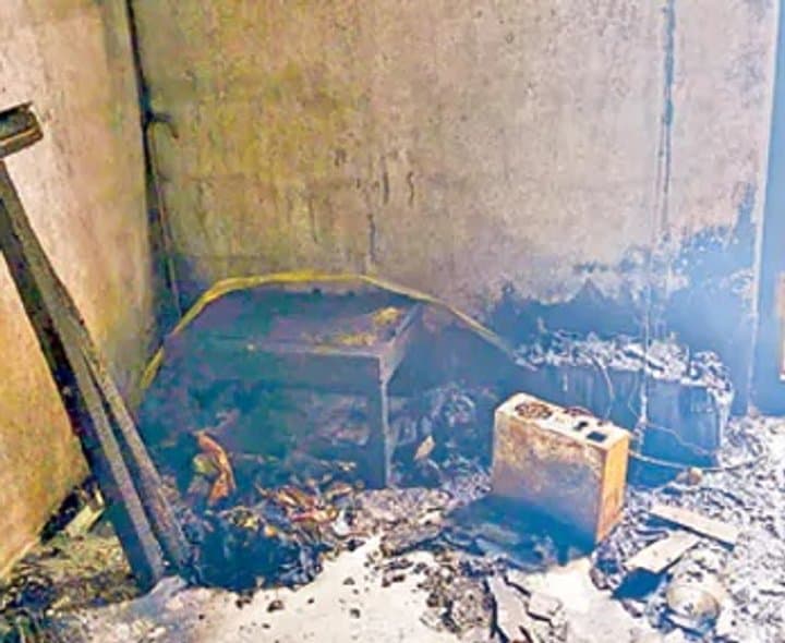 ఇన్వర్టర్‌ పేలి వ్యక్తికి గాయాలు