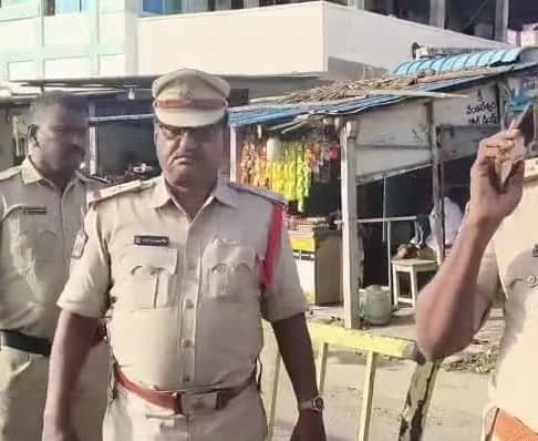 అద్దంకిలో పోలీసుల తనిఖీలు - Udayam