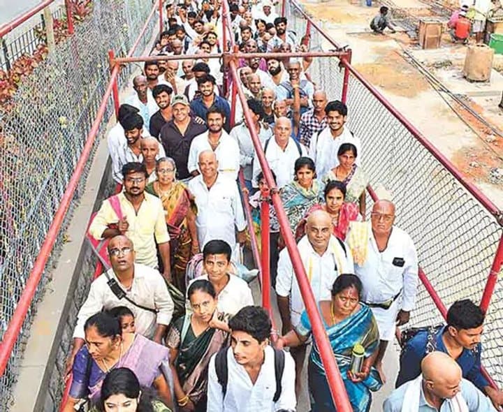 శ్రీవారి దర్శనానికి భక్తుల రద్దీ