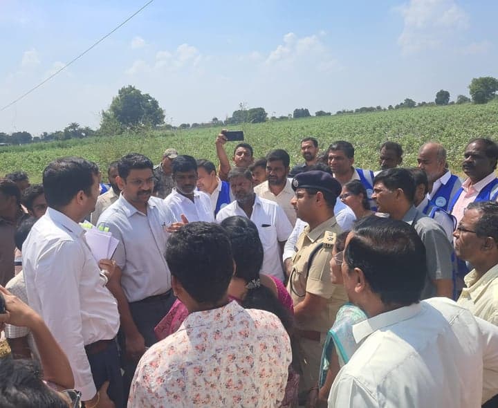 సుల్తాన్‌పూర్‌లో పత్తి రైతులతో TGSPDCL సీఎండీ ముఖాముఖి
