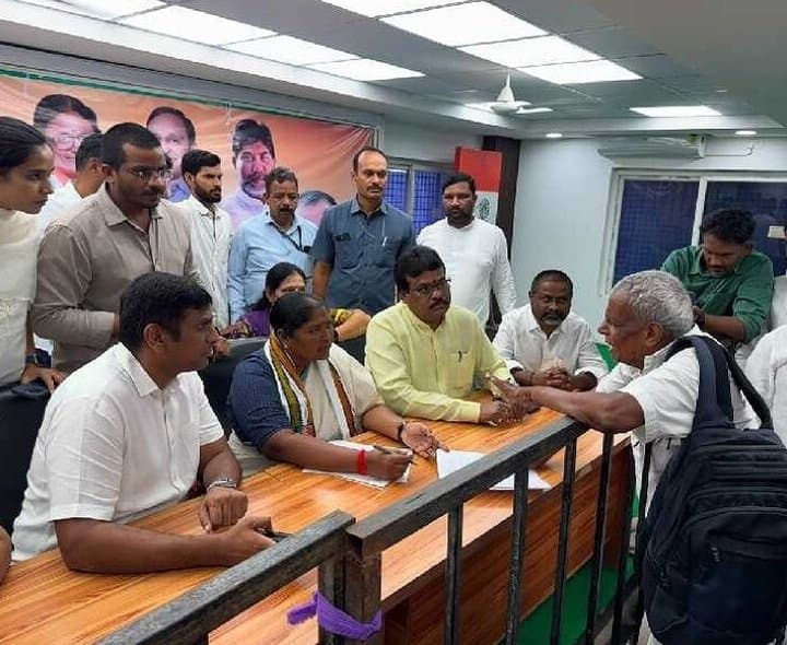 ప్రజల అర్జీలు స్వీకరించిన మంత్రి సీతక్క