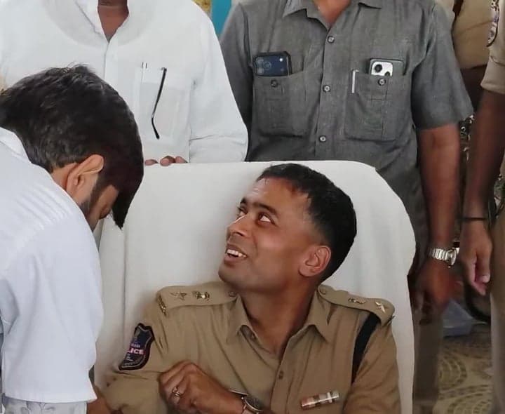 రక్తదానం చేసిన ఆదిలాబాద్ ఎస్పీ - Udayam