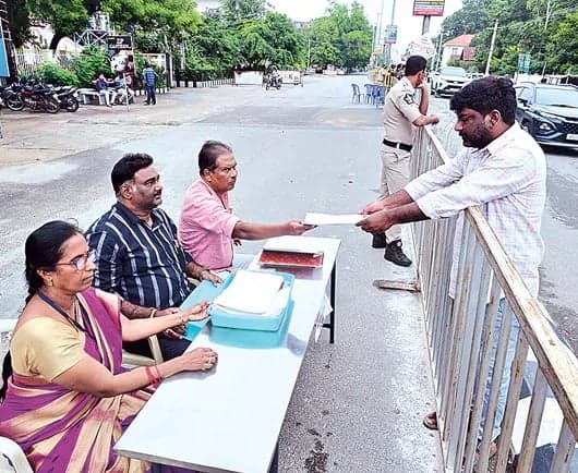 చిత్తూరులో రోడ్డుపైనే నామినేషన్‌ పత్రాల పంపిణీ