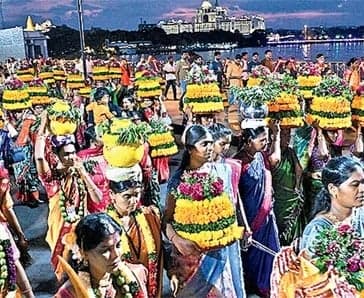 ట్యాంక్‌బండ్‌పై సద్దుల సంబరం