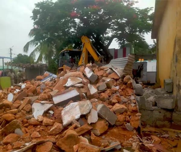 పాఠశాల స్థలంలో అక్రమ కట్టడాల తొలగింపు
