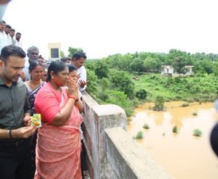 గోదావరికి మంత్రి సీతక్క ప్రత్యేక పూజలు