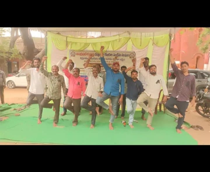 ఒంటికాలిపై దస్తావేజు లేఖరుల ఆందోళన