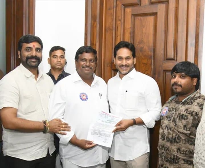 జగన్‌ను కలిసిన లేఖరులు