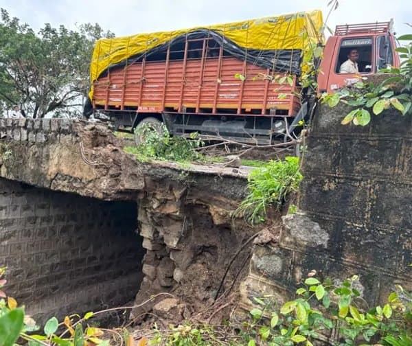 కూలిన వంతెన.. ఇబ్బందుల్లో ప్రయాణికులు