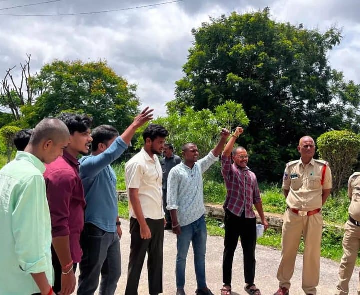 తెలంగాణ వర్సిటీ వద్ద సీఎం దిష్టిబొమ్మ దహనం - Udayam Digital