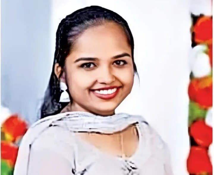 రైలు ఢీకొని అసిస్టెంట్ ప్రొఫెసర్ దుర్మరణం
