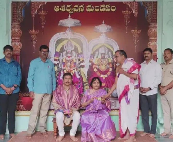 ధర్మపురి ఆలయంలో రవీందర్‌ కుమార్‌ దంపతుల ప్రత్యేక పూజలు