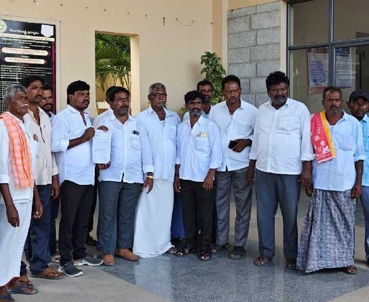 ఎర్రకుంటకు నీరందించాలని రైతుల వినతి - Udayam