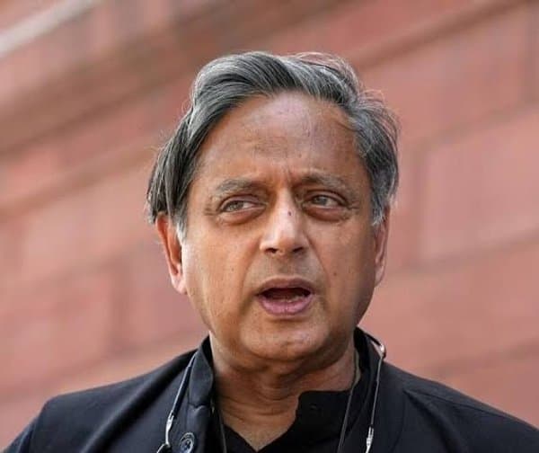 లిఫ్ట్ ప్రమాదం నుండి తప్పించుకున్న ఎంపీ