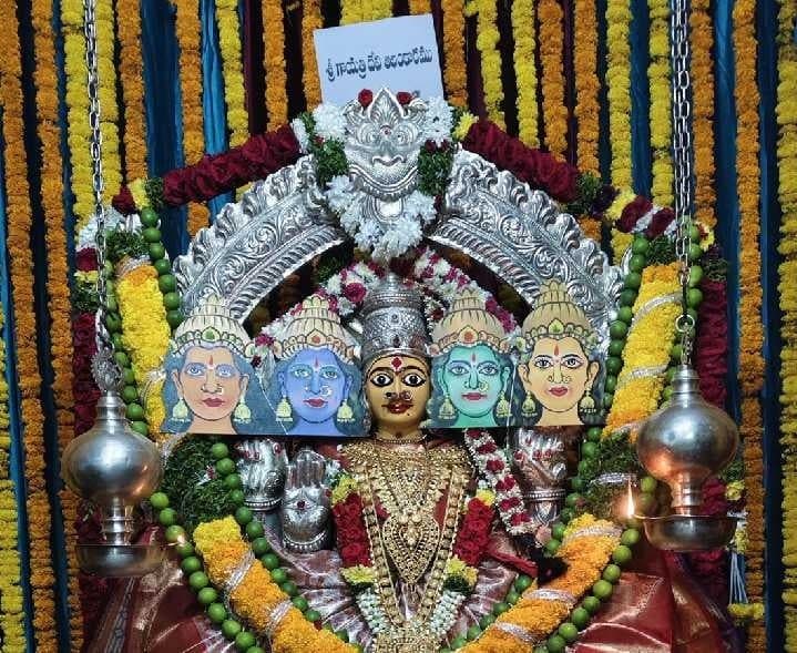 గాయత్రీ దేవి అలంకరణలో జమ్ములమ్మ - Udayam