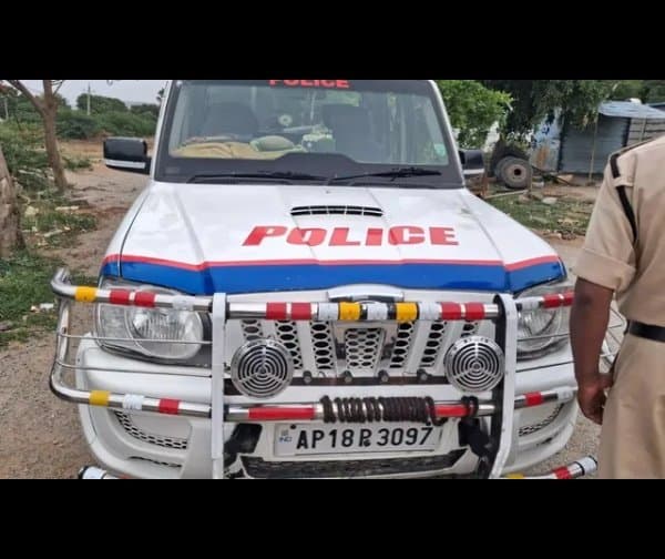 హైవేపై పోలీసులపై దొంగల దాడి.. ఎదురుకాల్పులు