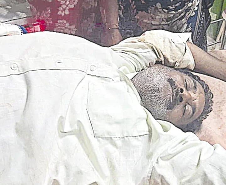 వృద్ధుడిపై బెల్టుతో ఎస్సై దాడి