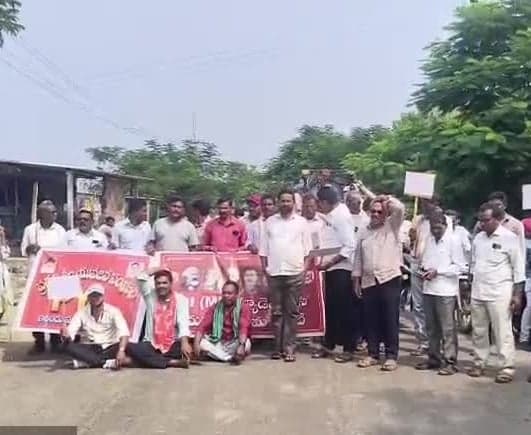 ఖాళీల భర్తీకి రాస్తారోకో - Udayam