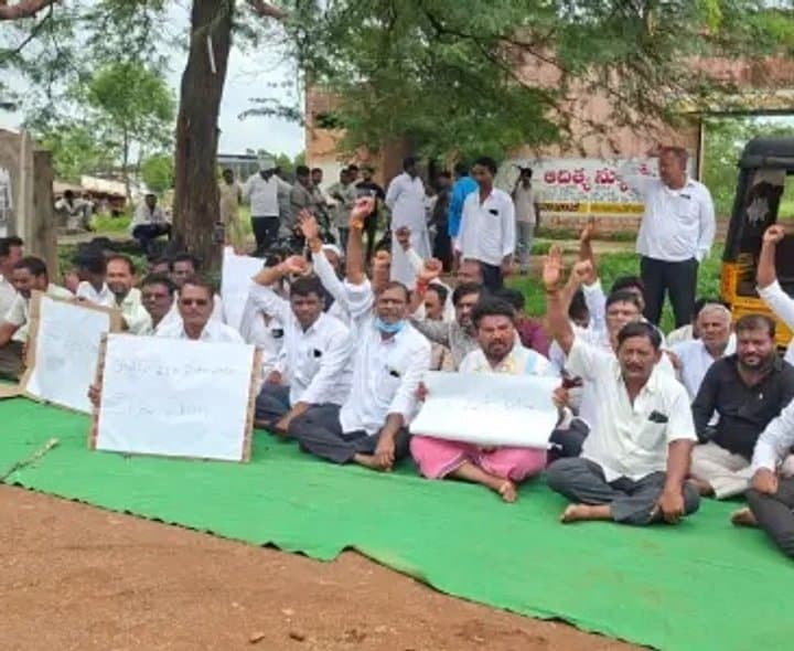 ఎస్సైపై చర్యలు తీసుకోవాలని నిరసన