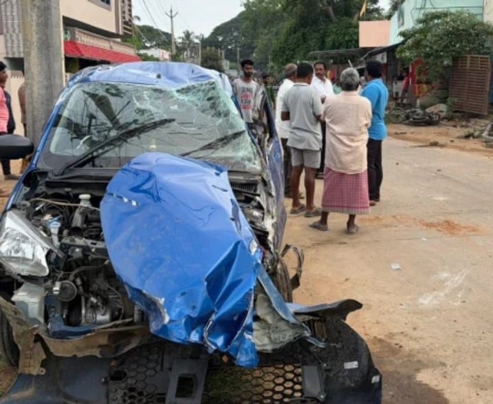 దుకాణంలోకి దూసుకెళ్లిన కారు