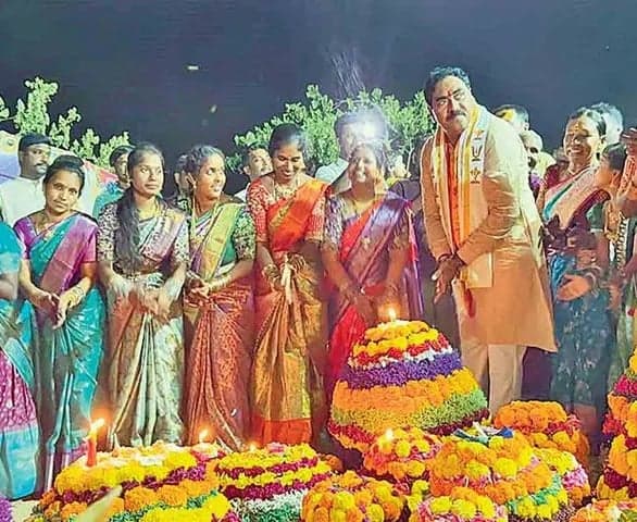 మహిళలతో మాజీ మంత్రి బతుకమ్మ 