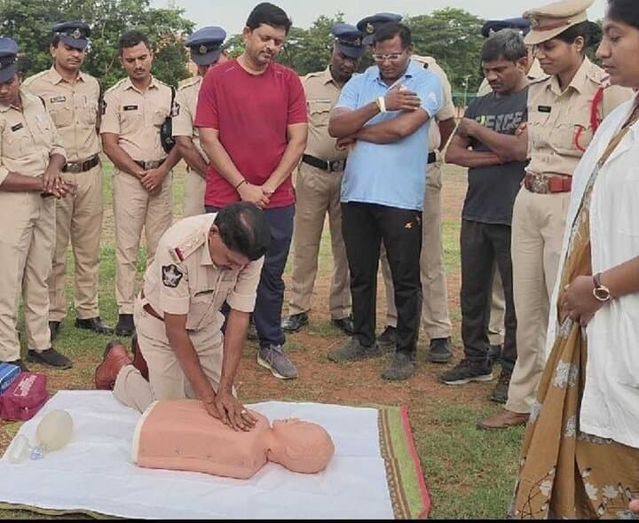 గుండెపోటు సమయంలో CPR ప్రాణ రక్షిణి: CI సుబ్బారావు