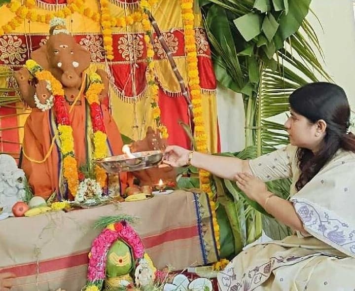 గణపతికి కలెక్టర్ రాజకుమారి పూజలు - Udayam