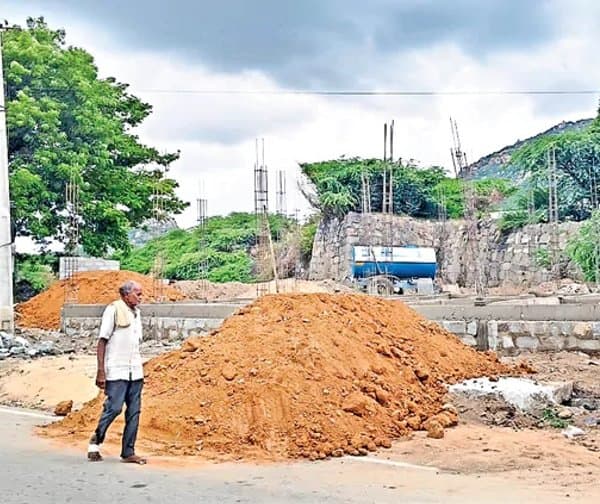 పెనుకొండ కోటలో అక్రమ నిర్మాణాలు!