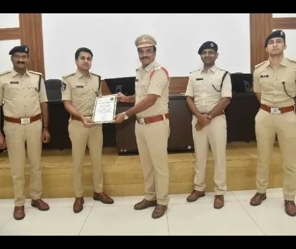తుని రూరల్ సీఐకి ఎస్పీ ప్రశంసాపత్రం