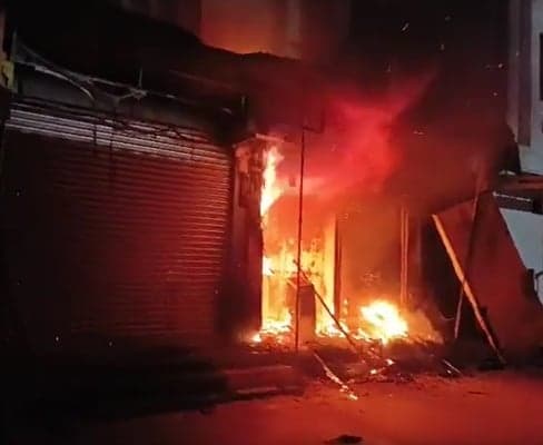 రెండు ఏటీఎంలలో మంటలు
