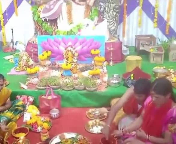 సరస్వతీ దేవిగా దుర్గామాత దర్శనం - Udayam